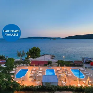 https://apartments-medena.hotels-in-trogir.com