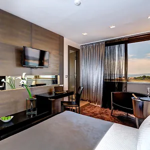 https://the-view-luxury-rooms.splithotels.org